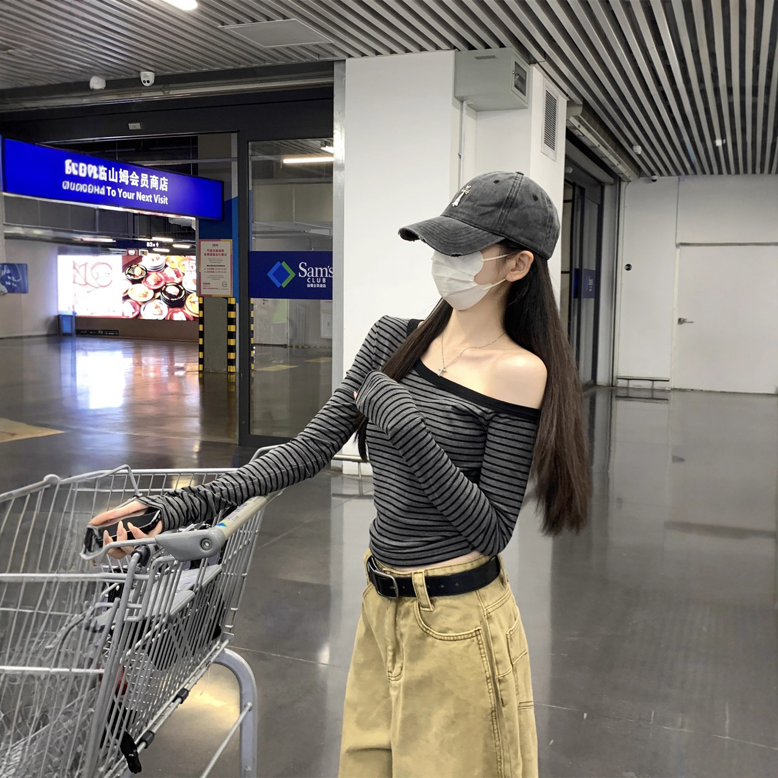 비스듬한 칼라 오프숄더 스트라이프 긴팔 티셔츠 여성 2026 가을 핫걸 몸매 가꾸기 슬림해 보이는 고유 한 아름다운 쇼트 스타일 작은 맨위 상세 이미지 3