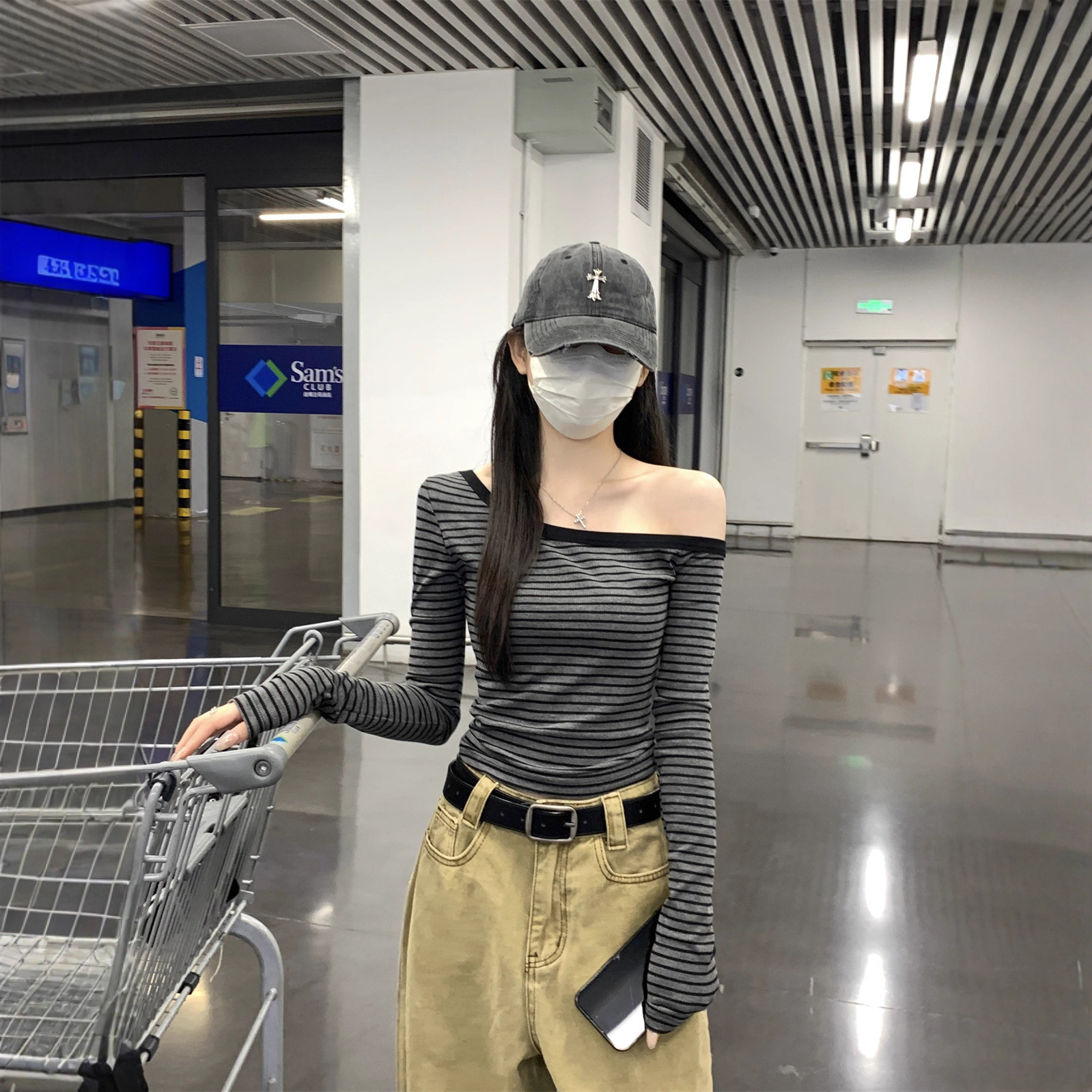 비스듬한 칼라 오프숄더 스트라이프 긴팔 티셔츠 여성 2026 가을 핫걸 몸매 가꾸기 슬림해 보이는 고유 한 아름다운 쇼트 스타일 작은 맨위 상세 이미지 4