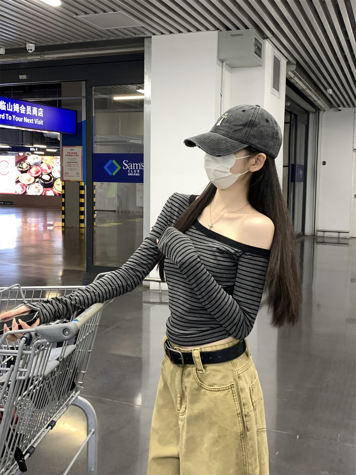 비스듬한 칼라 오프숄더 스트라이프 긴팔 티셔츠 여성 2026 가을 핫걸 몸매 가꾸기 슬림해 보이는 고유 한 아름다운 쇼트 스타일 작은 맨위 상세 이미지 6