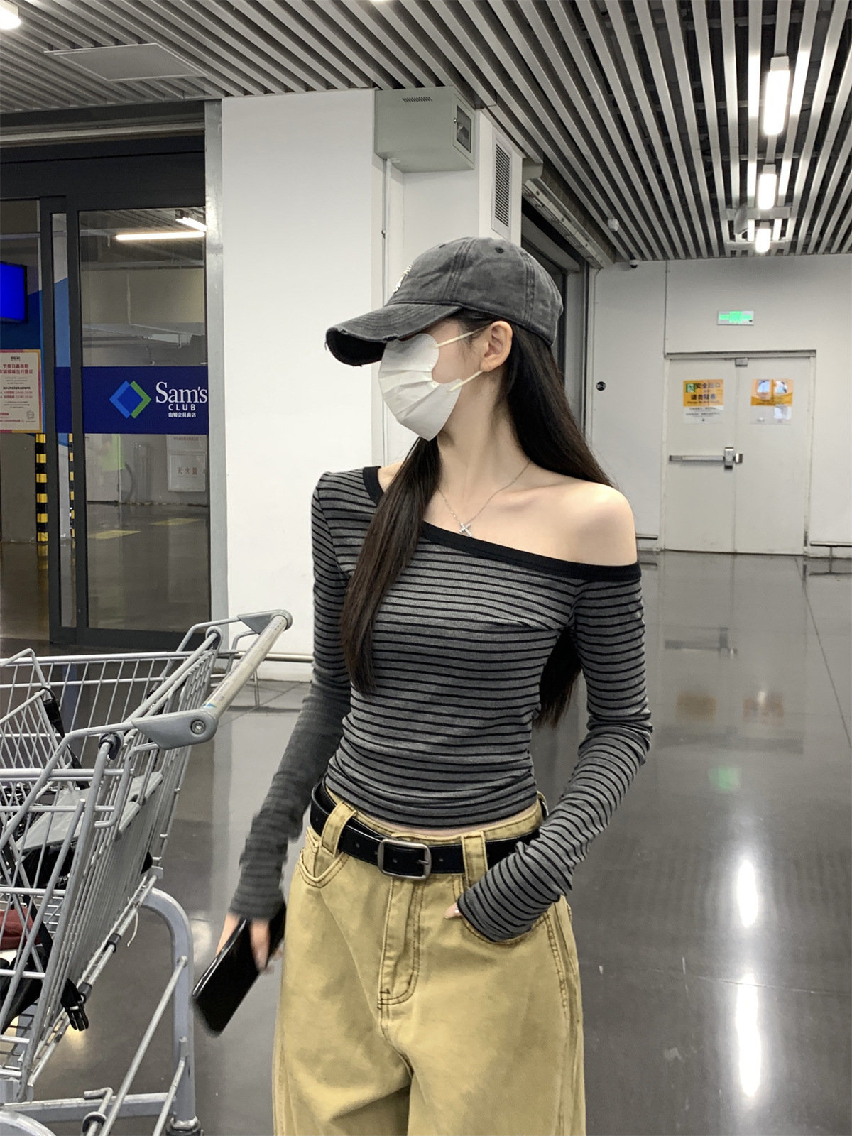 비스듬한 칼라 오프숄더 스트라이프 긴팔 티셔츠 여성 2026 가을 핫걸 몸매 가꾸기 슬림해 보이는 고유 한 아름다운 쇼트 스타일 작은 맨위 상세 이미지 9